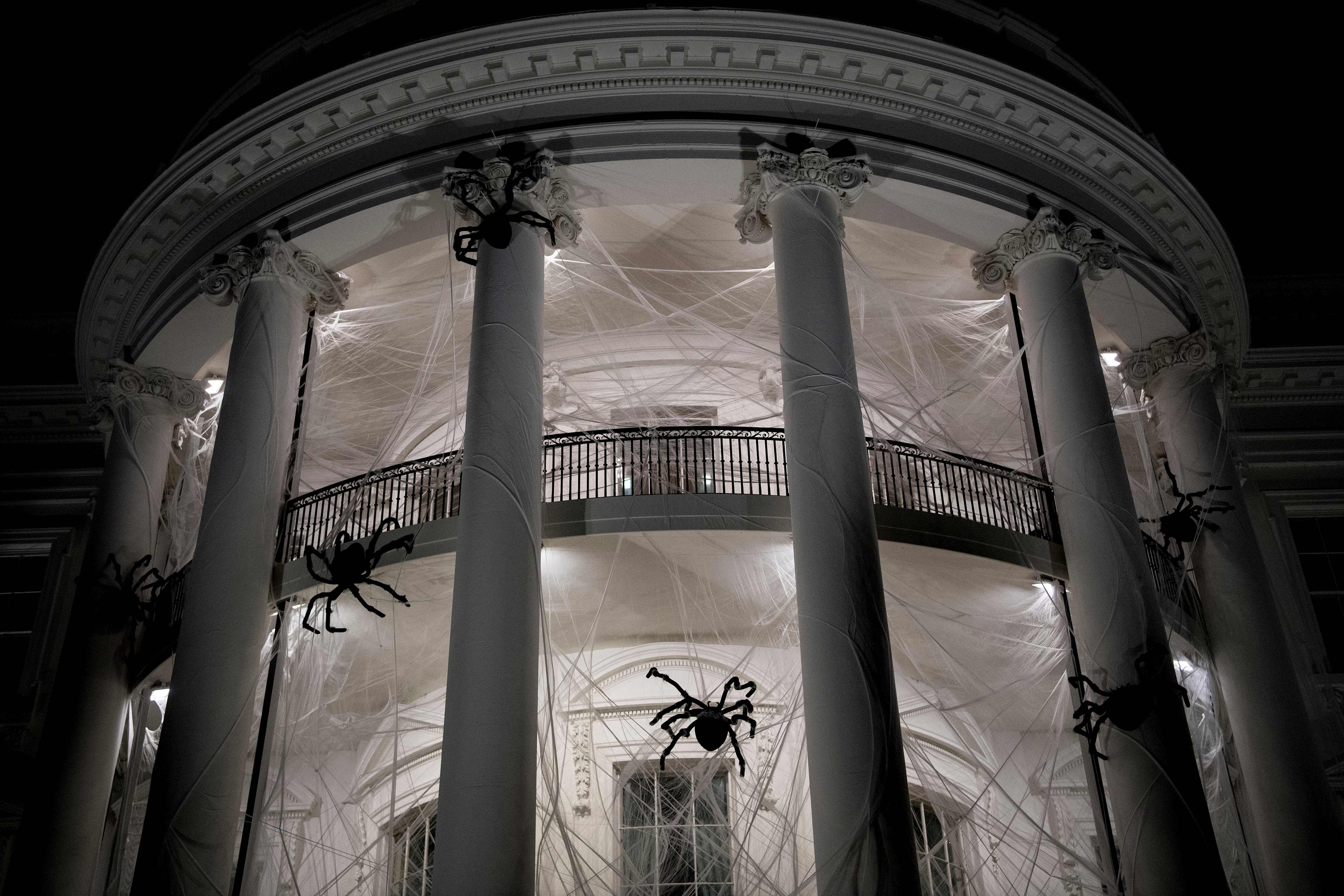 العناكب تغزو البيت الأبيض احتفالا بالهالوين