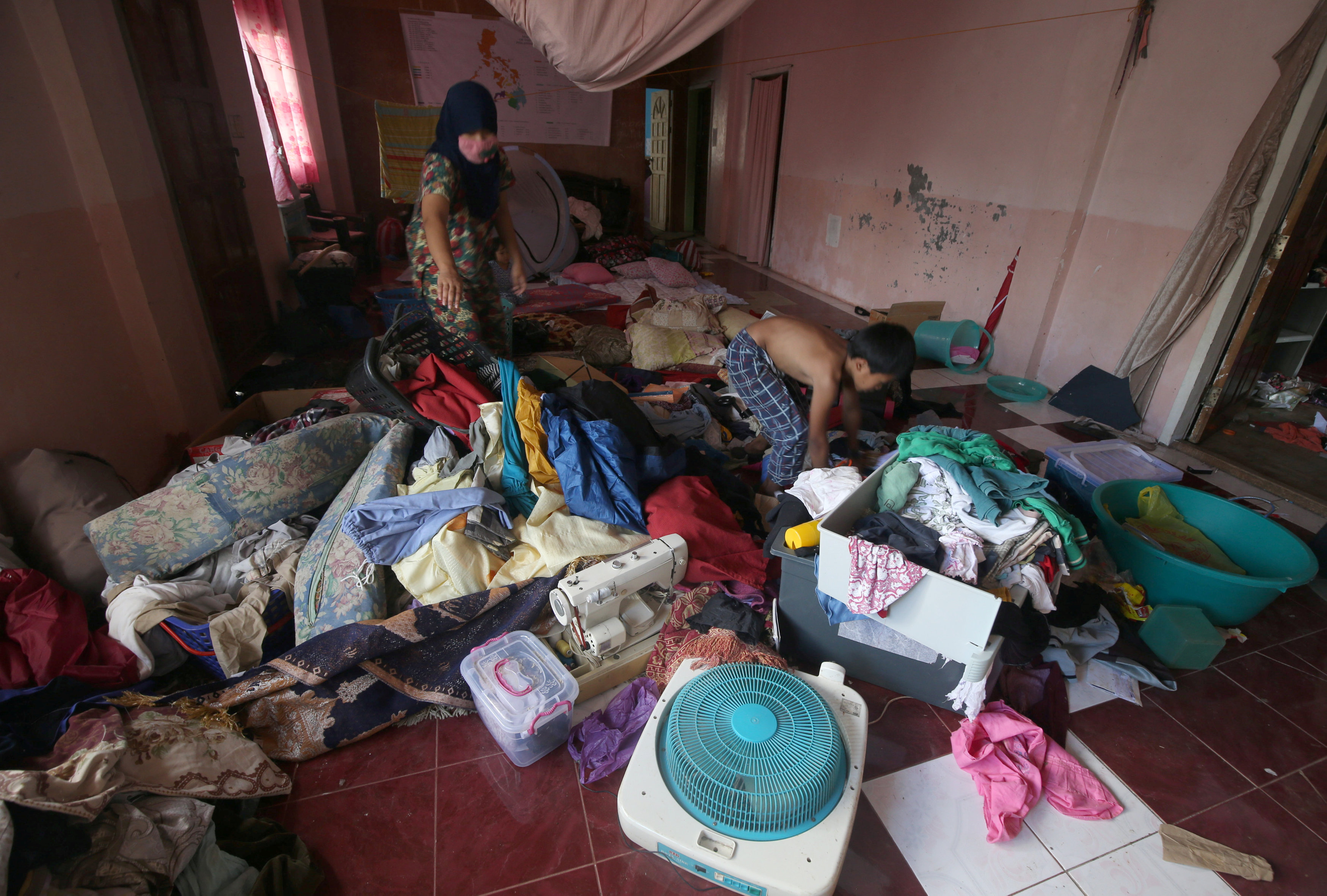 أسرة فلبينية تعود لمنزلها بعد هزيمة داعش