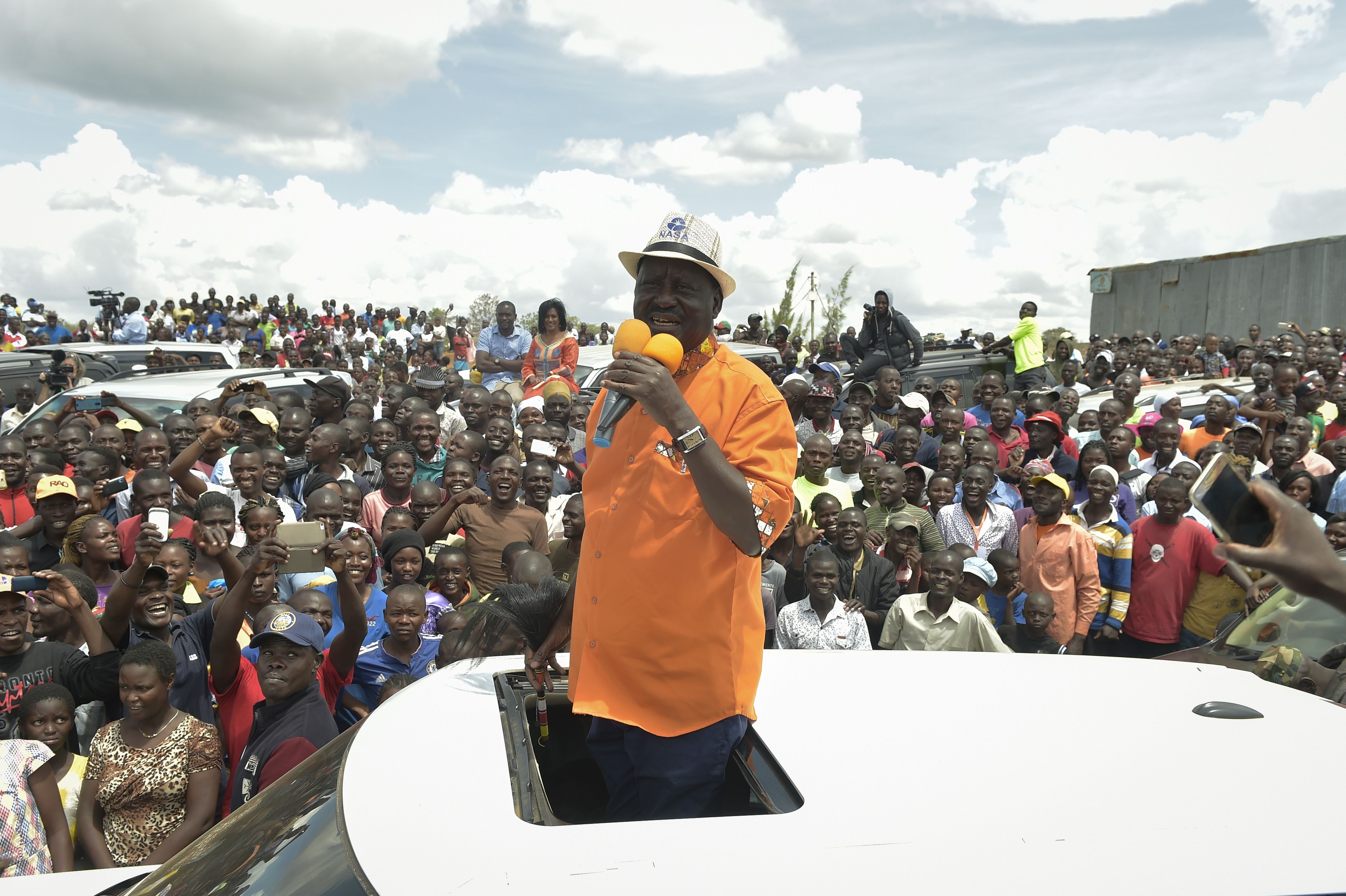 زعيم المعارضة الكينية يلقى كلمة من سيارته أمام أنصاره