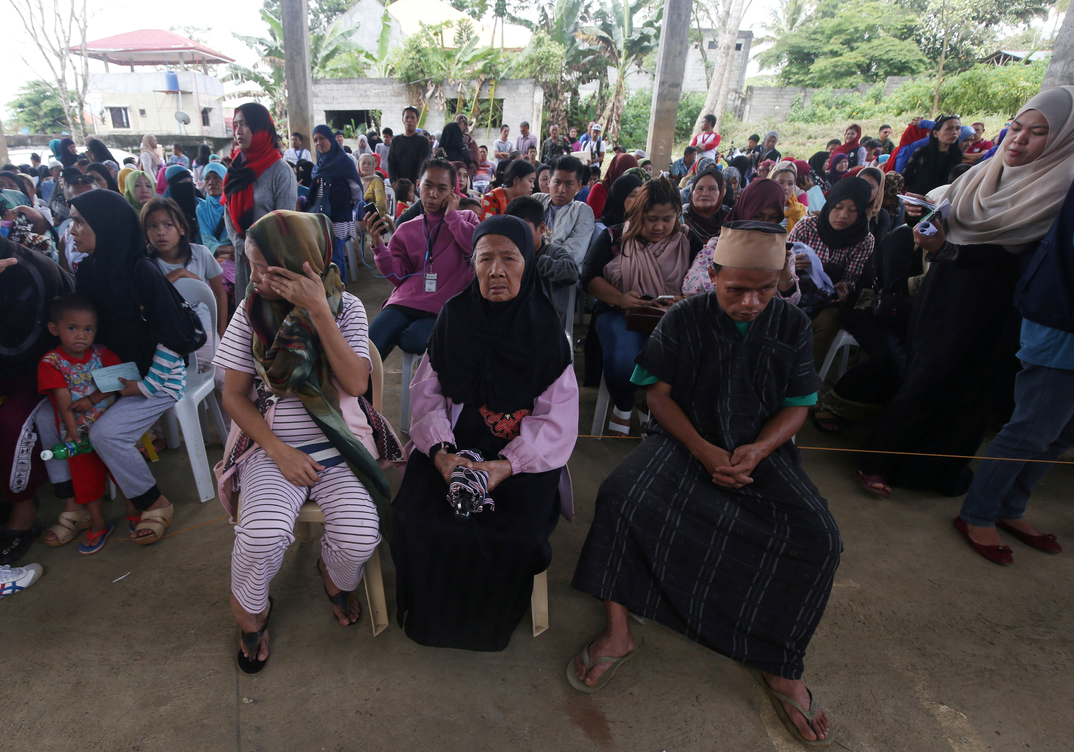 الأسر الفلبينية تستعد للعودة إلى منازلها فى مدينة مراوى