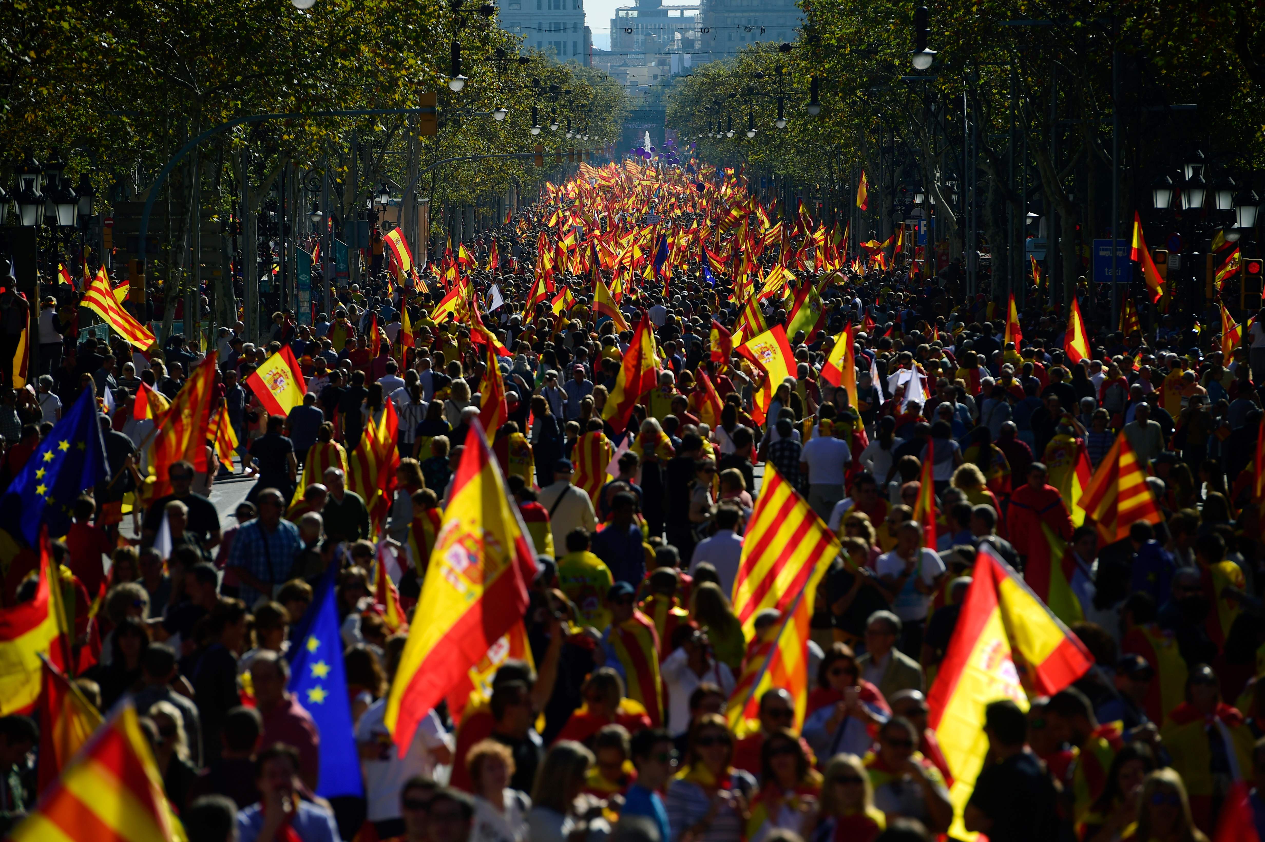 مئات الآلاف يحتشدون فى شوارع برشلونة لرفض استقلال كتالونيا