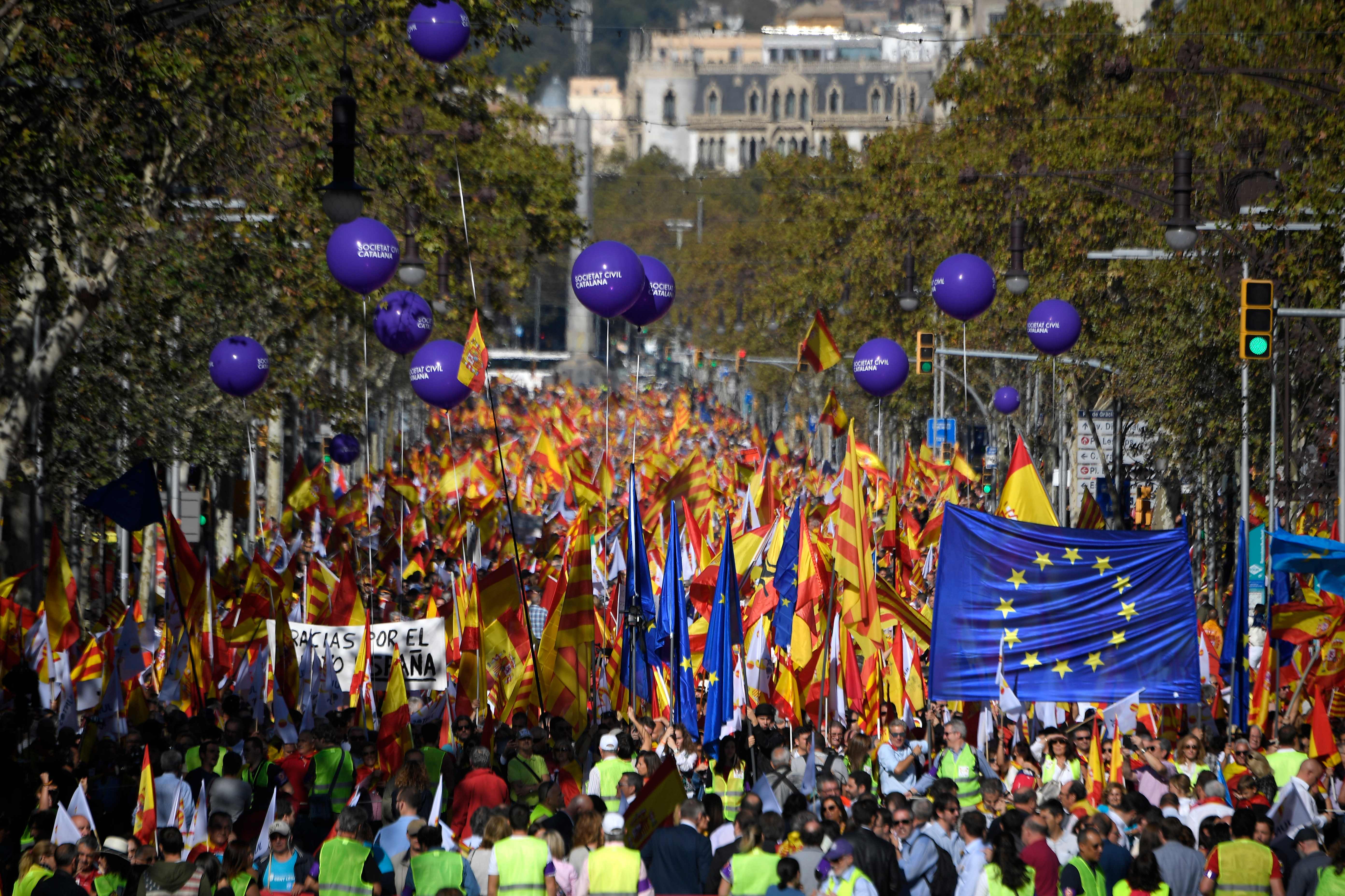 مئات الآلاف يتظاهرون فى كتالونيا لرفض الاستقلال