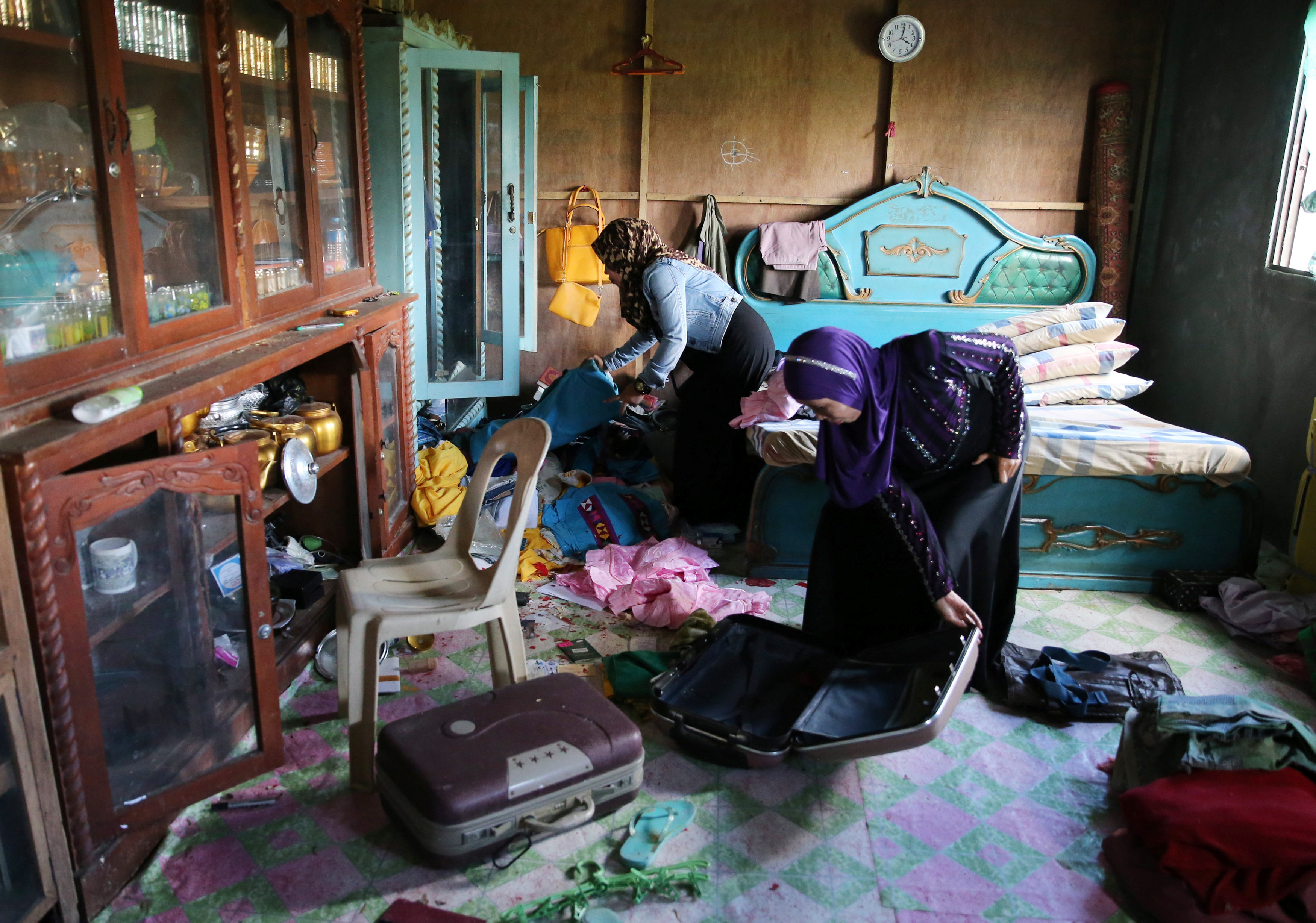 الفلبينيات تنظفن منازلهن عقب طرد تنظيم داعش
