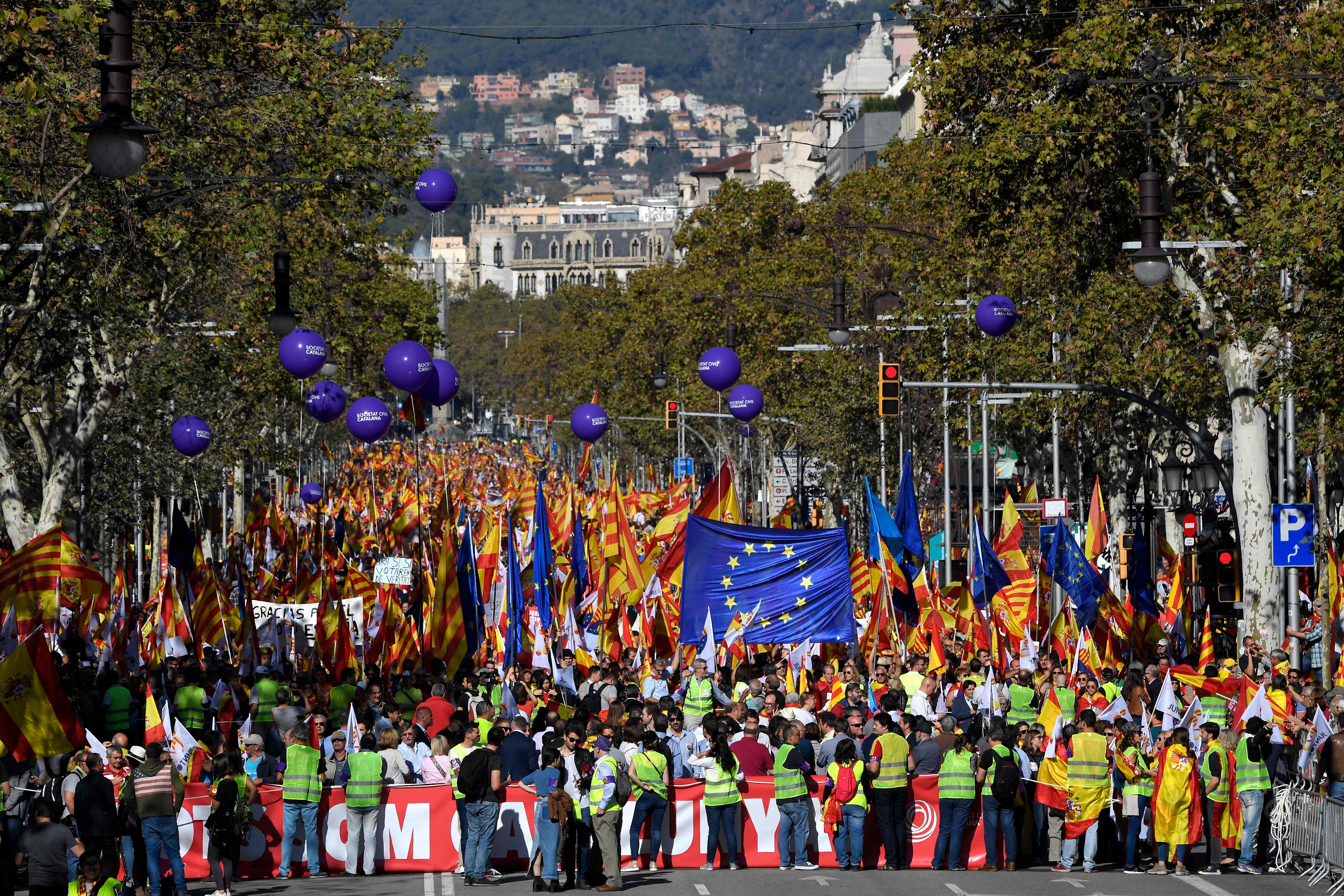 أعلام الاتحاد الأوروبى وإسبانيا فى مظاهرات ببرشلونة