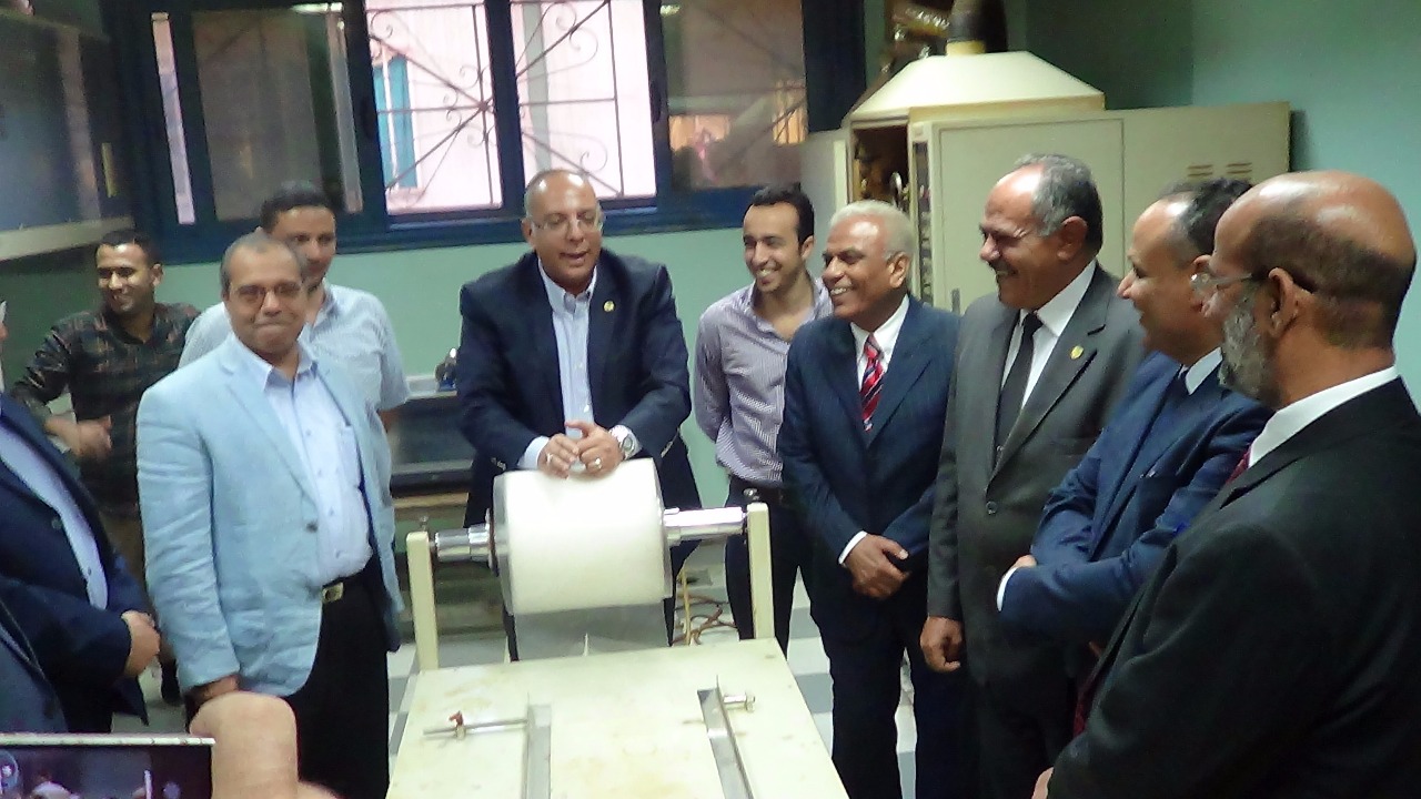 رئيس بحوث الصحراء  خلال تفقدة  وحدة    تصنيع مكينة