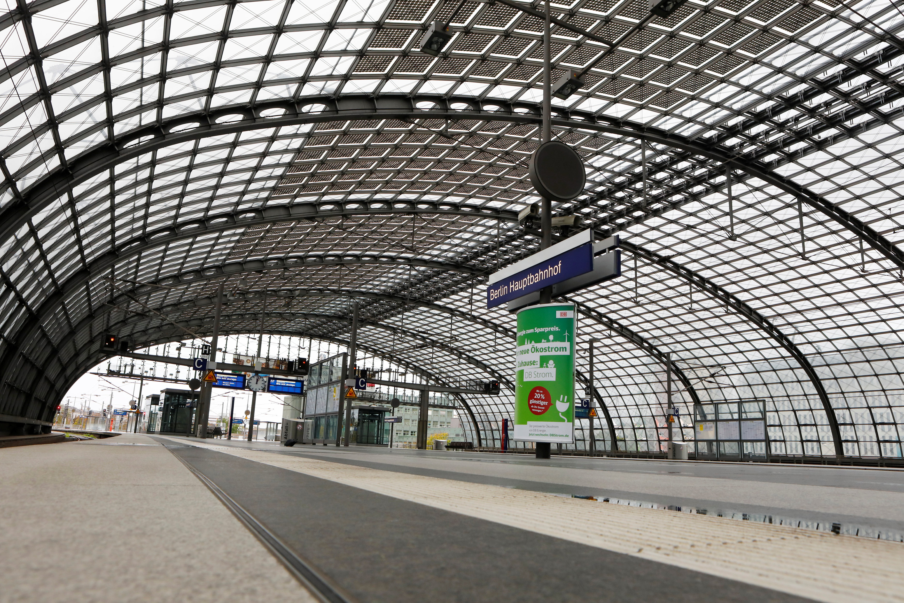 محطة قطار خالية فى برلين عقب إلغاء رحلات القطارات