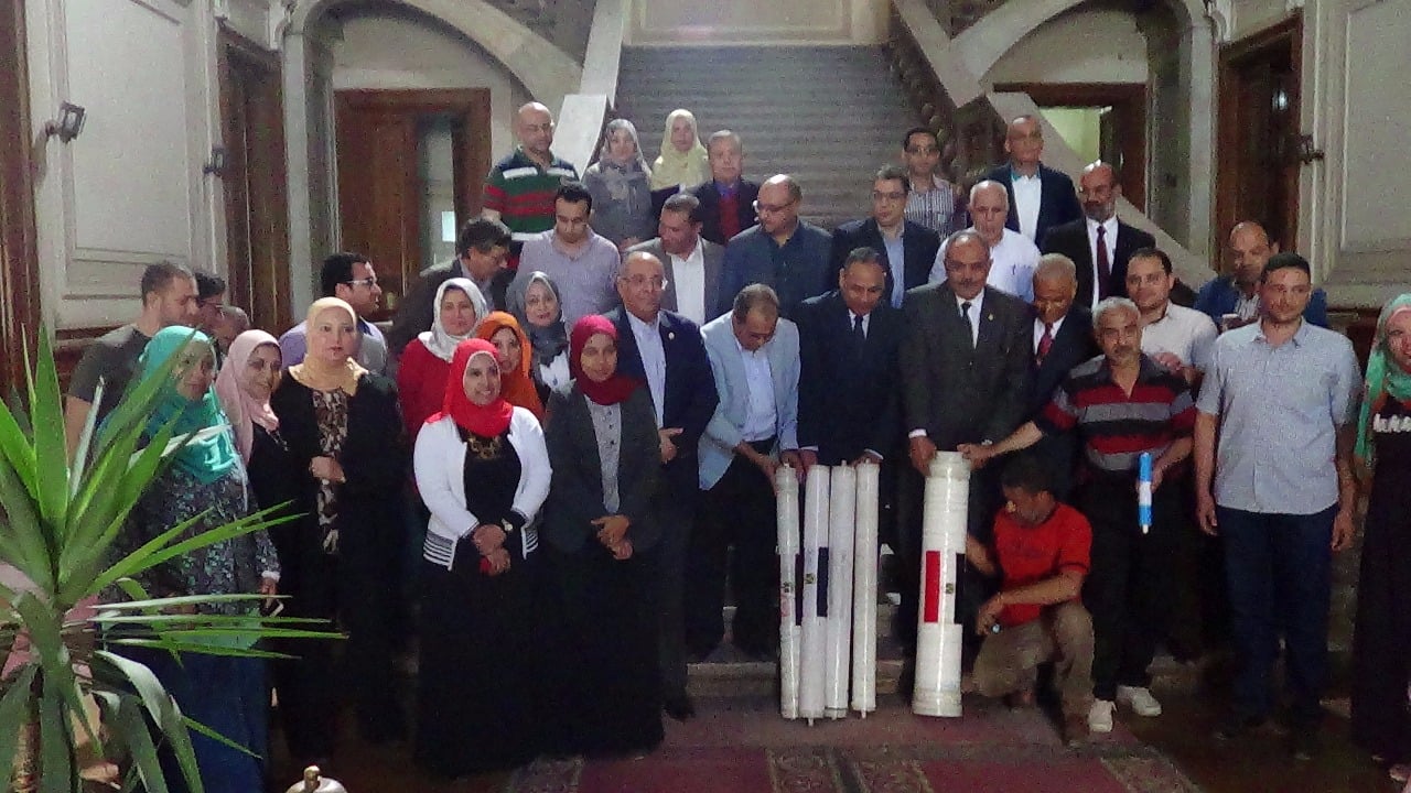 صورة تذكارية مع الفريق البحثى المصرى فى التوصل لتقنية جديدة لتحلية مياه البحر (2)