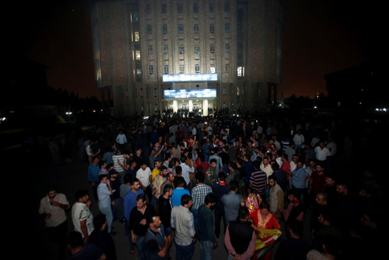 العشرات يحاولون اقتحام مبنى البرلمان الكردى