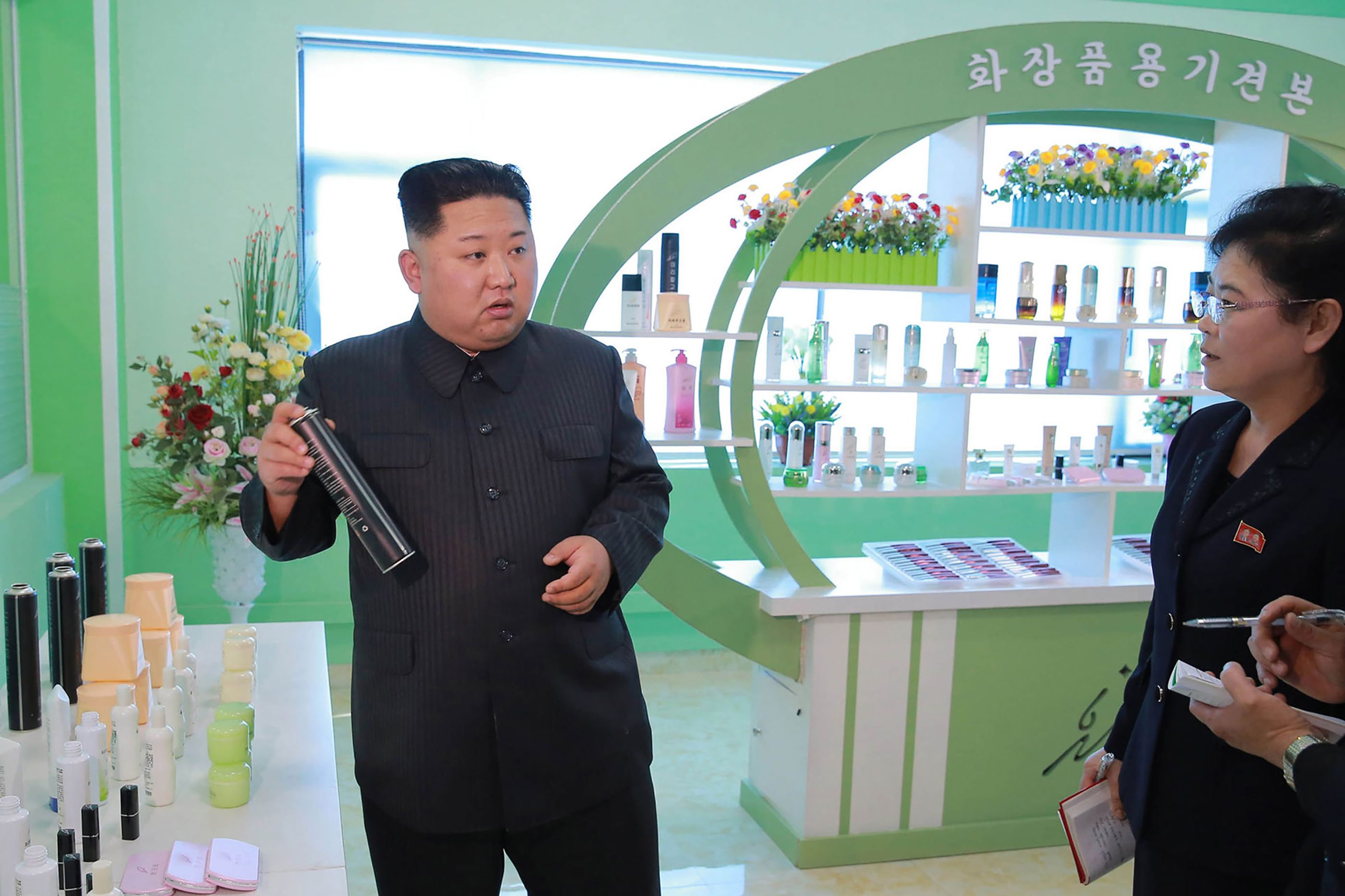 زعيم كوريا الشمالية فى جولة تفقدية داخل مصنع مستحضرات التجميل