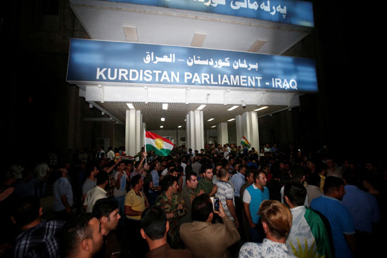 مظاهرات أمام مبنى البرلمان الكردى