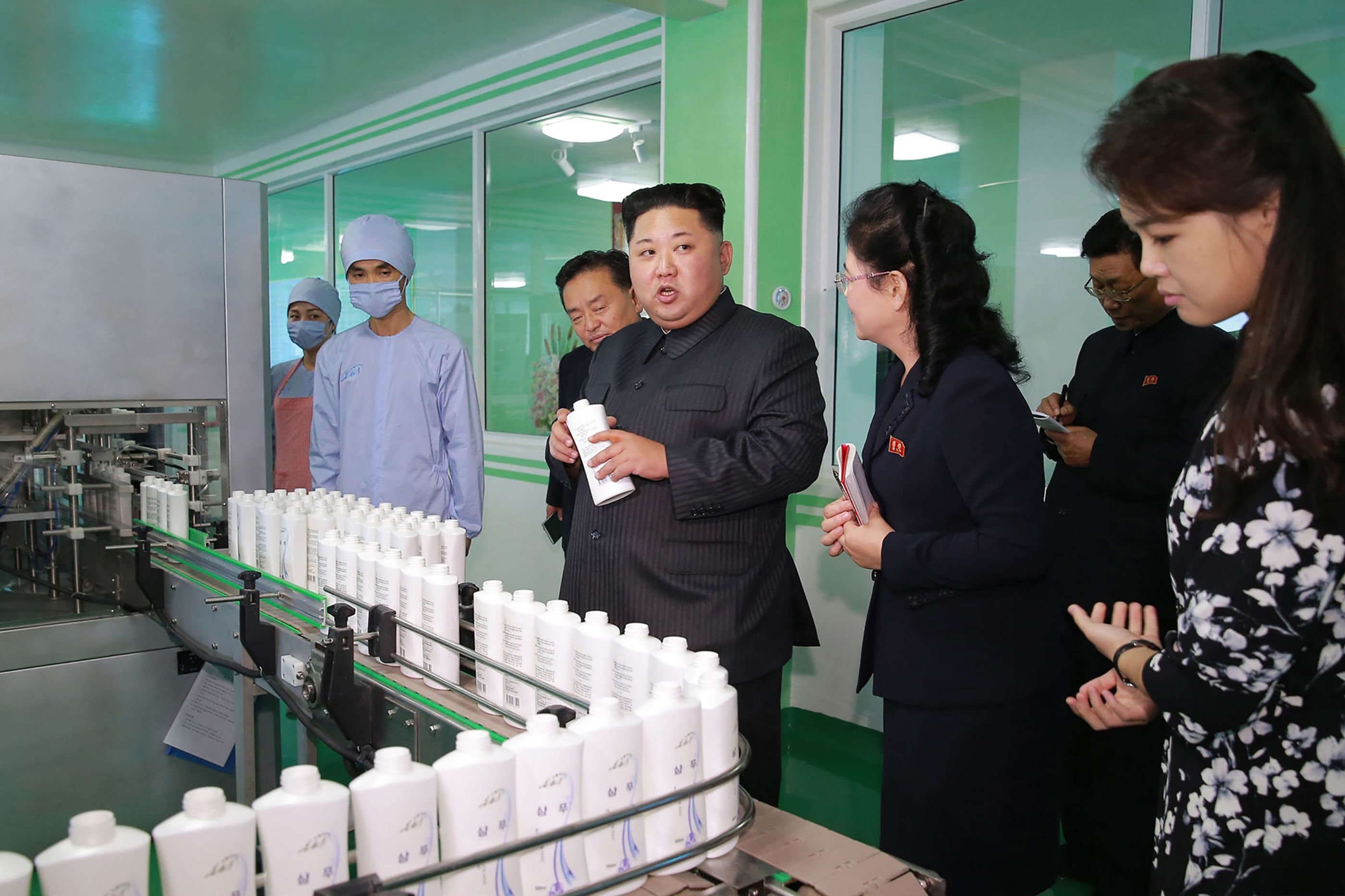 زعيم كوريا الشمالية فى جولة تفقدية بمصنع مستحضرات التجميل