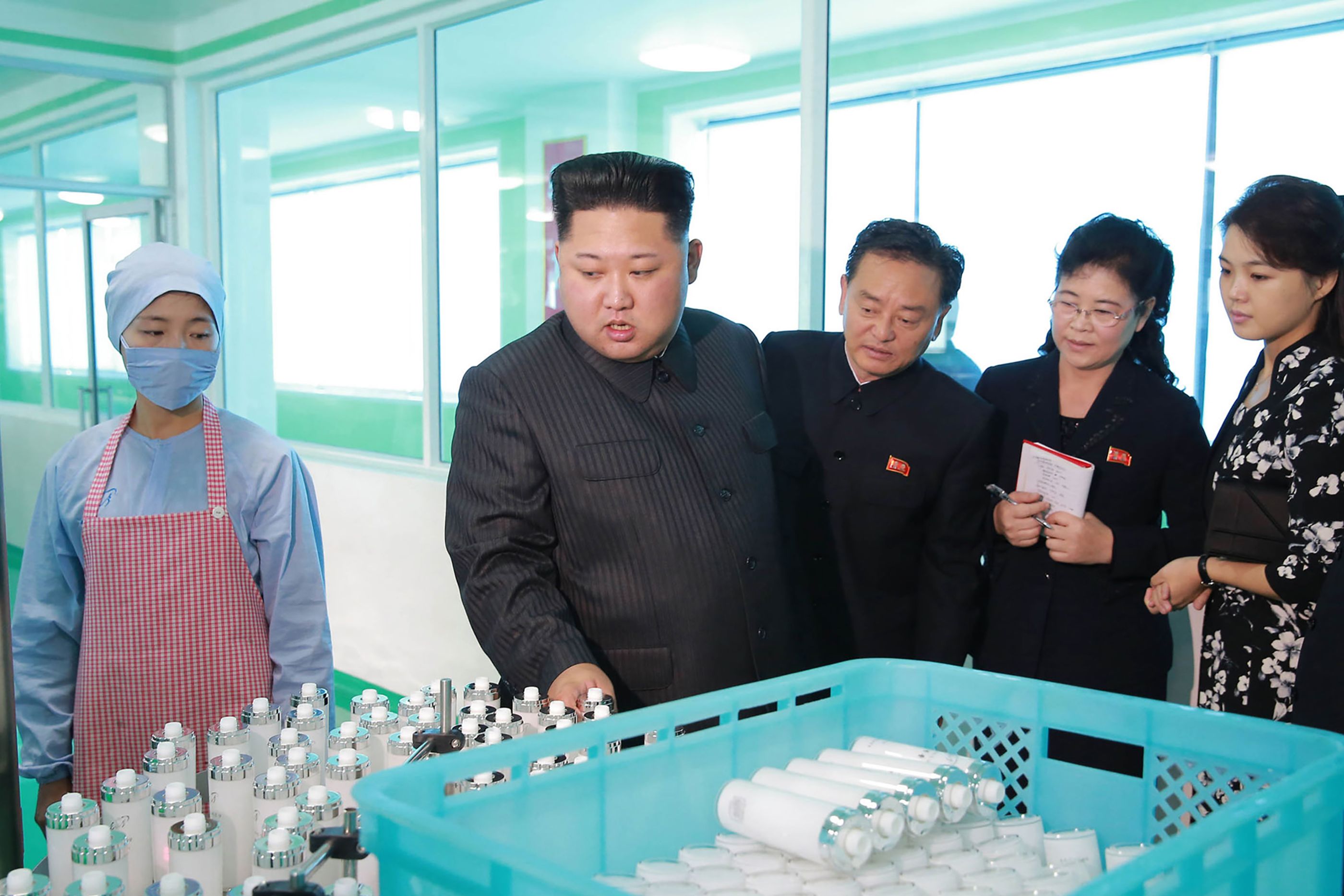 زعيم كوريا الشمالية فى يتفقد مصنع مستحضرات التجميل