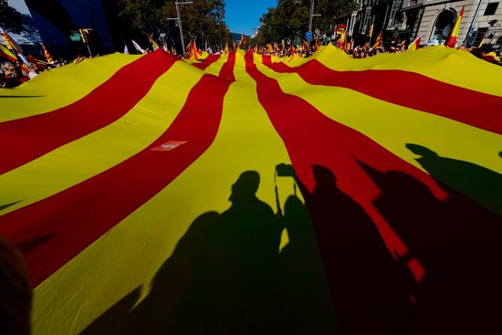 علم كبير لكتالونيا خلال مظاهرة لرفض الاستقلال