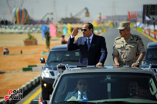  الرئيس السيسى يشهد إجراءات تفتيش حرب للفرقة 19 مشاة بالسويس (8)