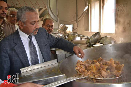 نائب رئيس جامعة الازهر يتأكد من سلامة الطعام