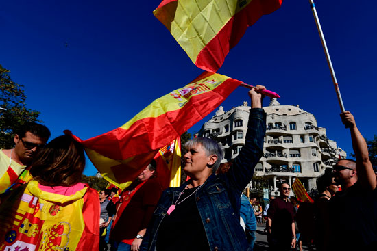 كتالونيون يتظاهرون ضد انفصال كتالونيا عن إسبانيا