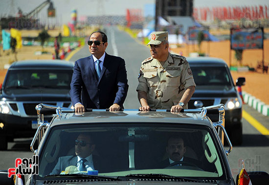  الرئيس السيسى يشهد إجراءات تفتيش حرب للفرقة 19 مشاة بالسويس (7)