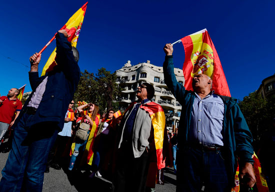 متظاهرون يرفعون علم إسبانيا فى كتالونيا