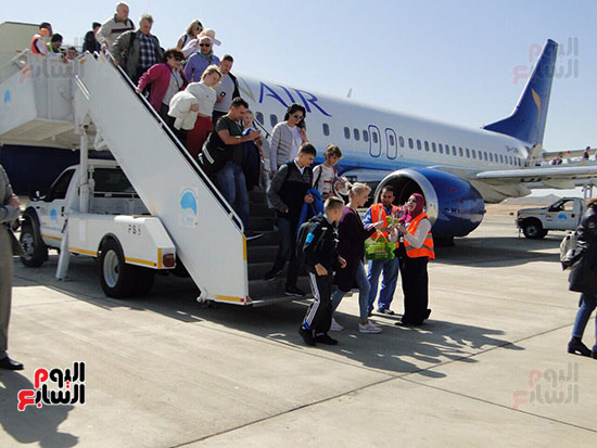 مطار مرسى علم يحتفى بـ171 سائحا أوكرانيا بمدافع المياه (3)