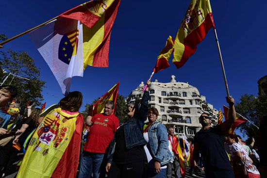 الكتالونيون يتظاهرون ضد استقلال الإقليم