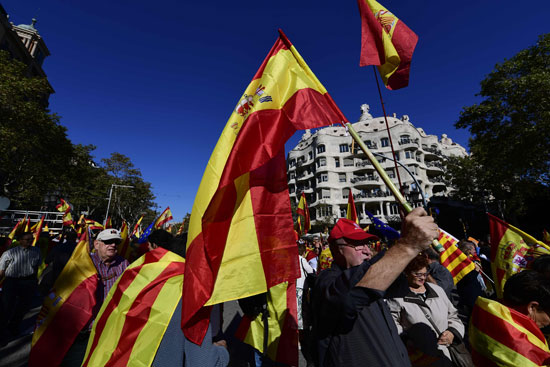 أعلام إسبانيا وكتالونيا فى مظاهرات رافضة للاستقلال