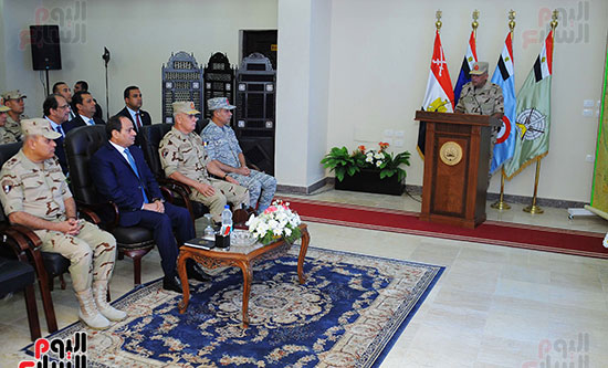  الرئيس السيسى يشهد إجراءات تفتيش حرب للفرقة 19 مشاة بالسويس (2)