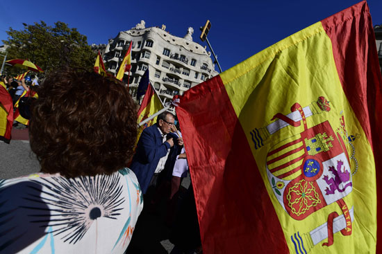 علم إسبانيا فى مظاهرة ببرشلونة