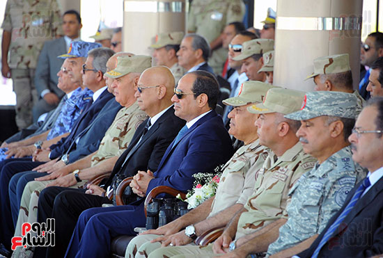  الرئيس السيسى يشهد إجراءات تفتيش حرب للفرقة 19 مشاة بالسويس (4)