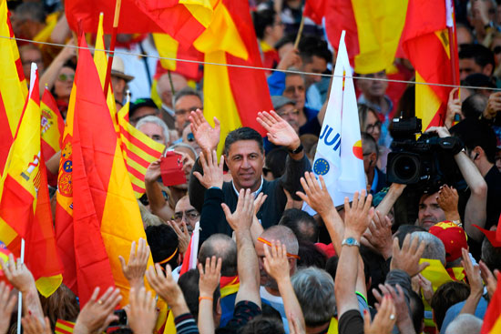رئيس حزب الشعب الإسبانى يحيى المتظاهرين فى برشلونة