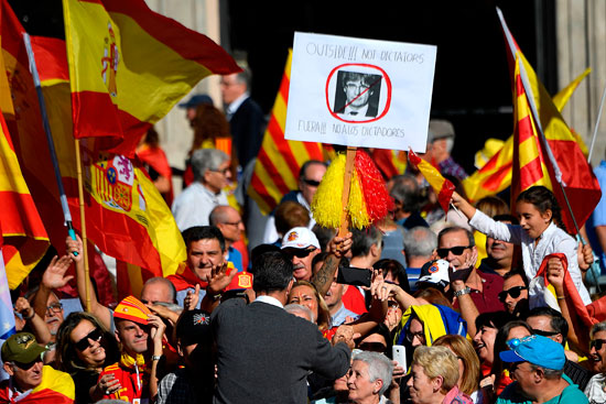 لافتات معارضة لرئيس إقليم كتالونيا فى مظاهرات ببرشلونة
