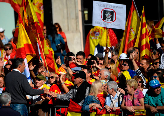 لافتات معارضة لرئيس إقليم كتالونيا