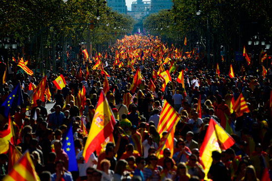 مئات الآلاف يحتشدون فى شوارع برشلونة لرفض استقلال كتالونيا