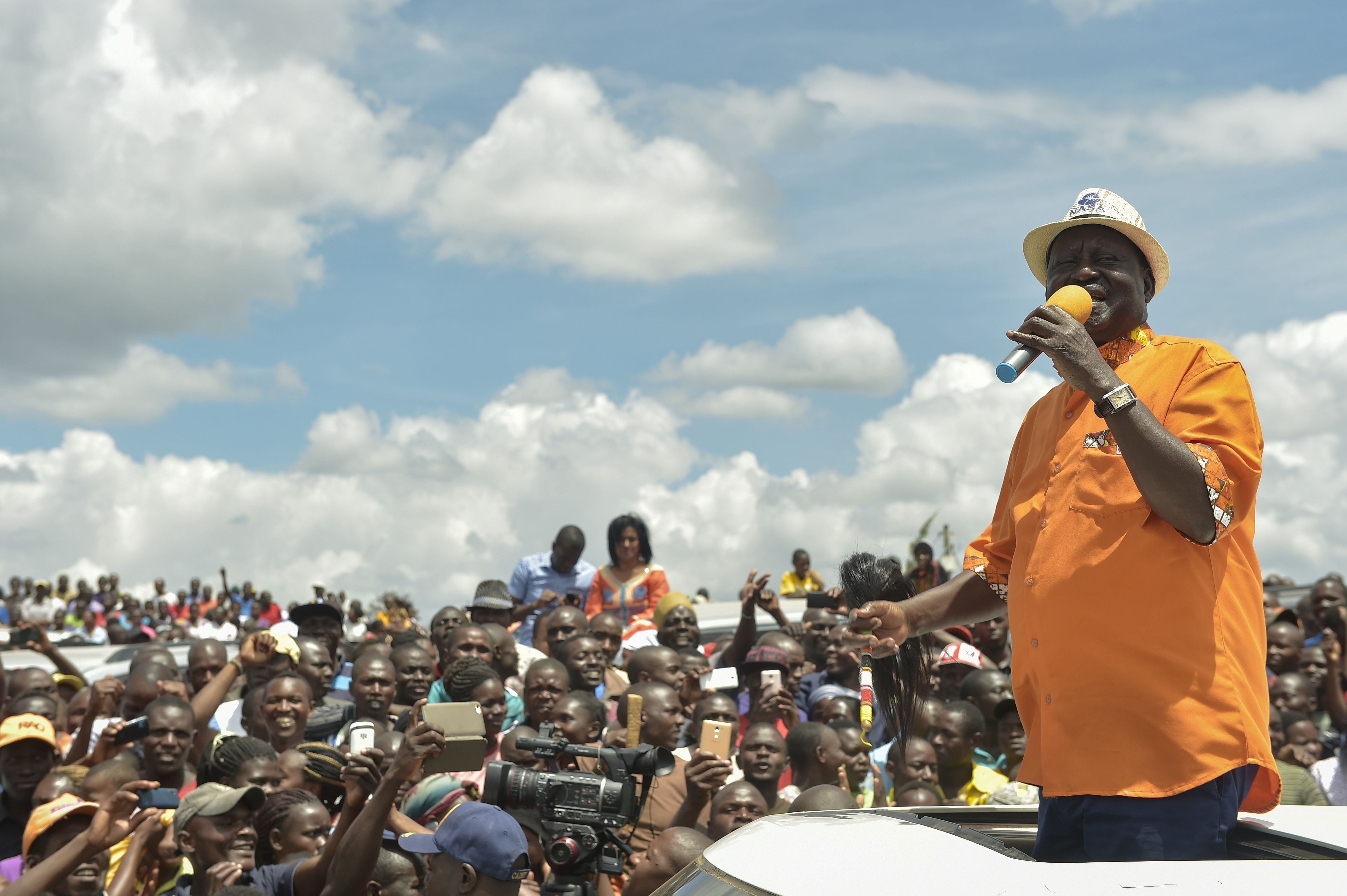 رايلا اودينجا وسط حشد من أنصاره المعارضين فى كينيا