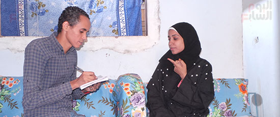 صحفى اليوم السابع مع أصغر مأذونة فى مصر