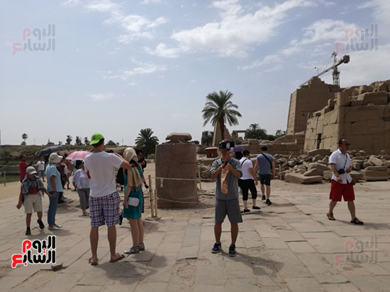 السياح يلتقطون السيلفي بمعبد الكرنك