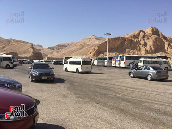 تكدس سيارات وباصات السياح امام مقابر الاقصر