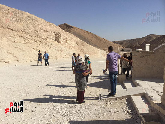  جانب من اقبال السياح علي مقابر البر الغربي بالاقصر