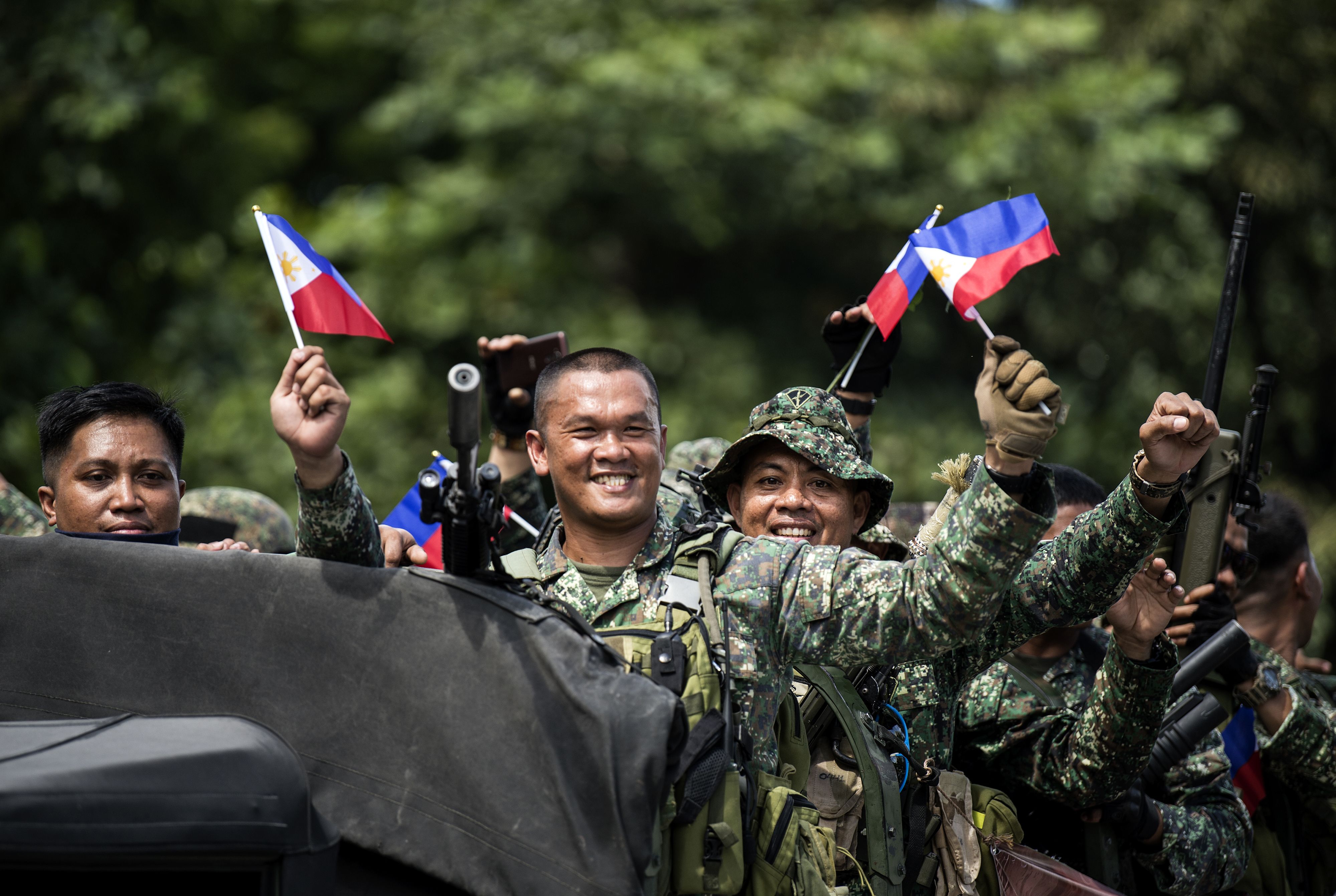 عناصر من الجيش الفلبينى يرفعون علم بلادهم