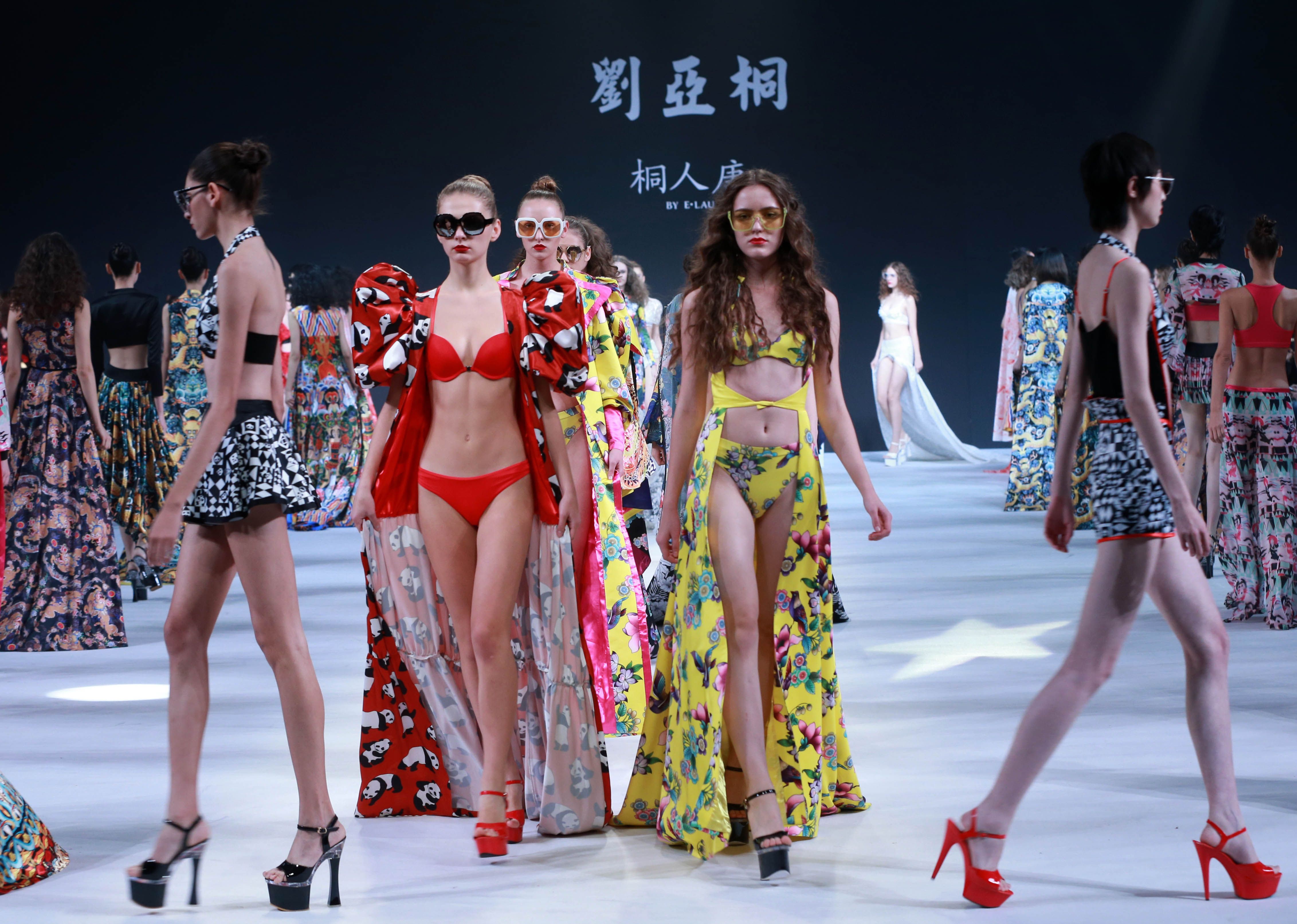 عرض أزياء خلال أسبوع الموضة فى الصين (3)