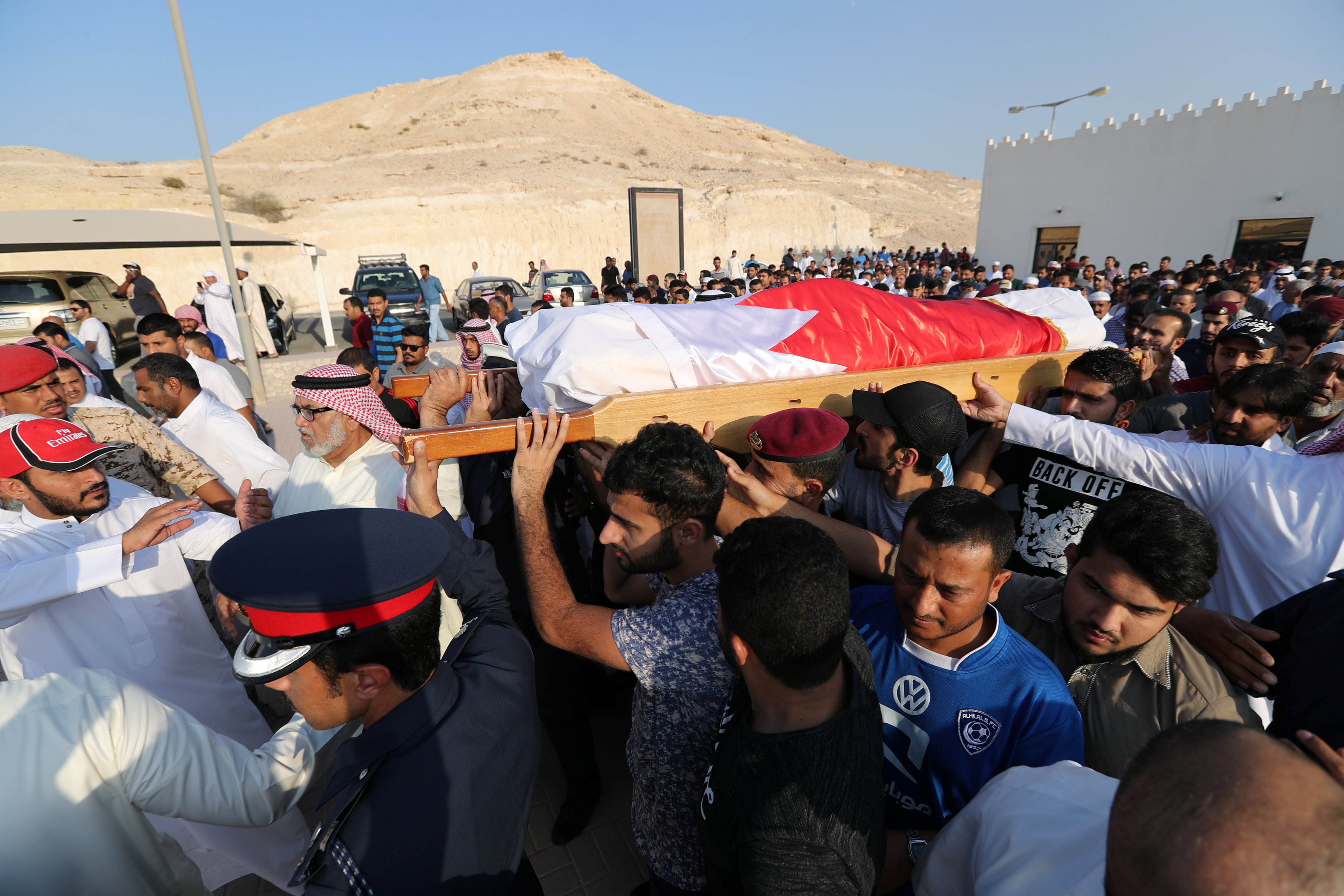 المشيعون يحملون جثمان شهيد شرطة البحرين