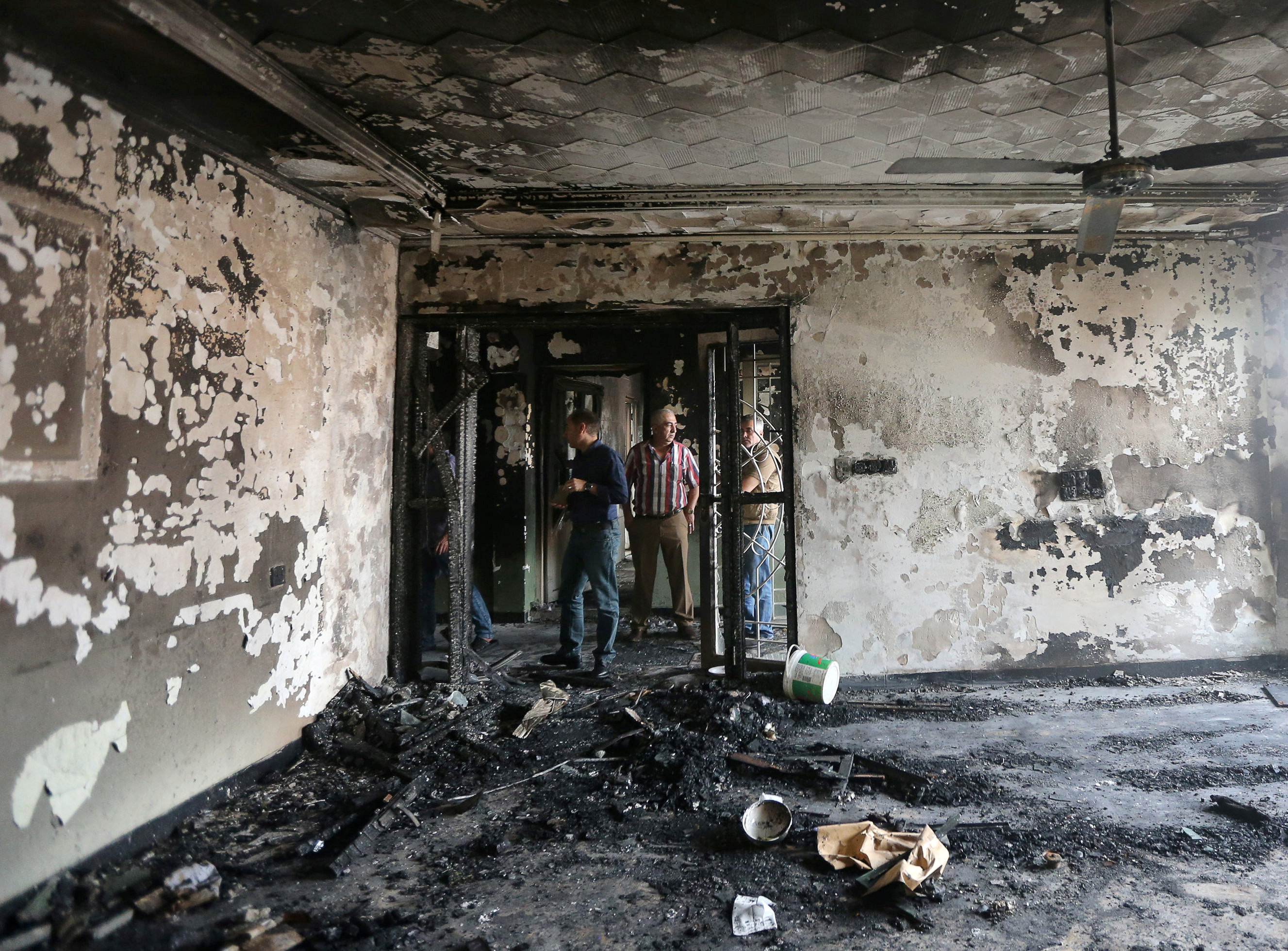الحرائق تدمر مبنى الاتحاد الوطنى الكردستانى