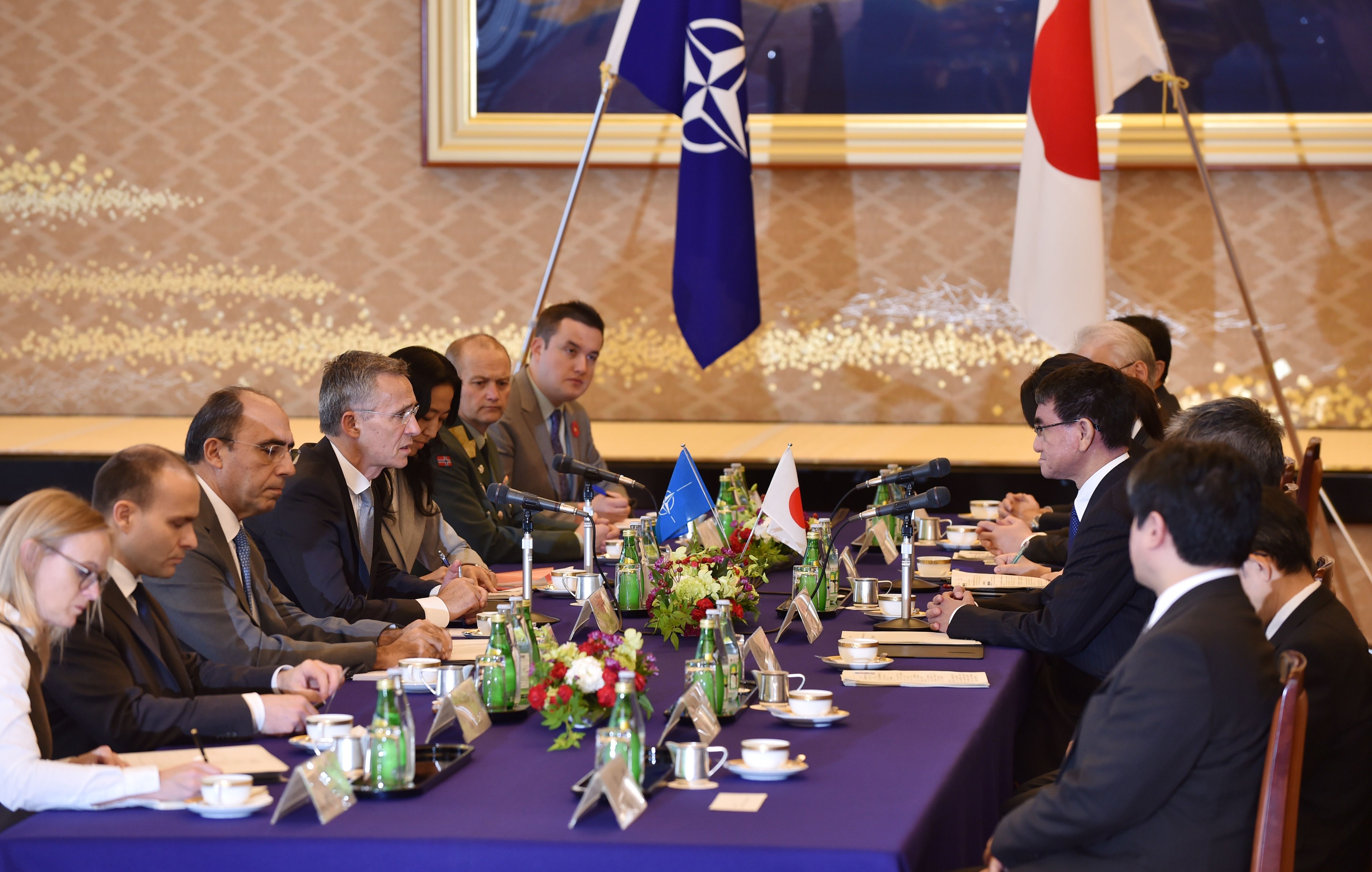 ستولتنبرج فى اجتماع مع وزير الخارجية الياباني