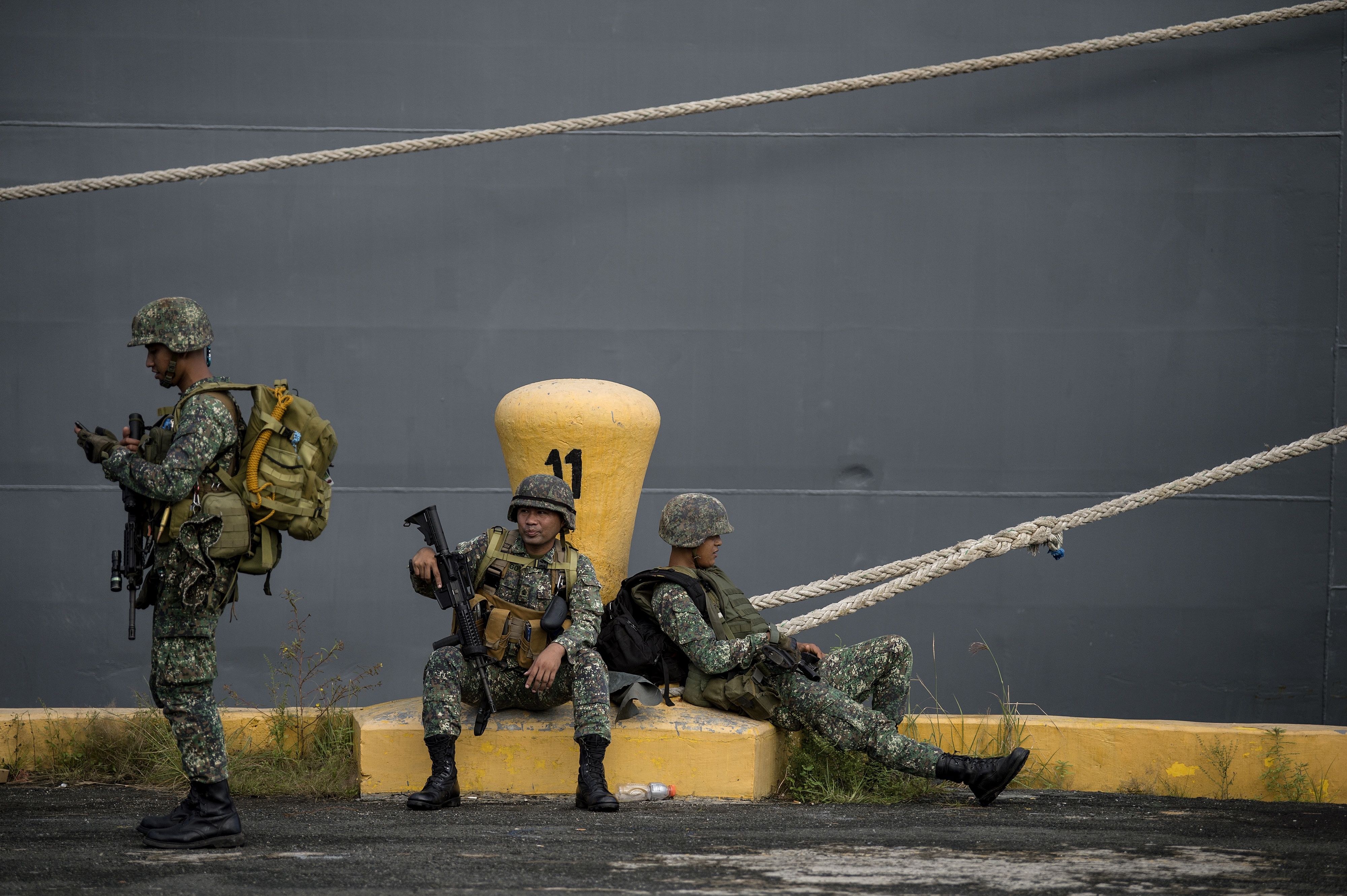 وصول عناصر من الجيش الفلبينى إلى ميناء مانيلا