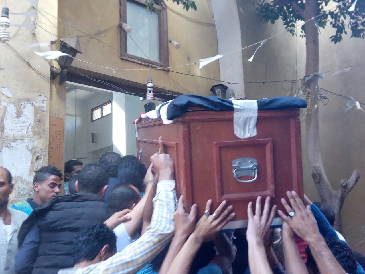 جنازه عسكرية لشهيد الشرطة بمسقط رأسه بقرية القشيش بشبين القناطر (5)