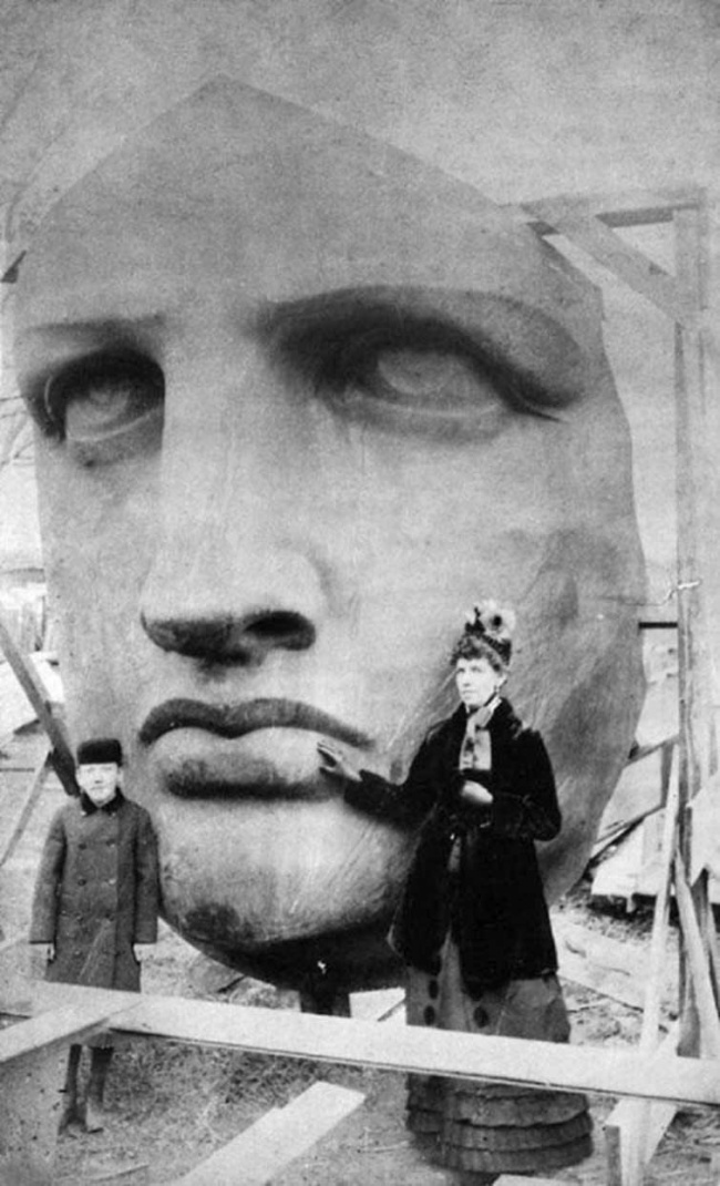 أثناء بناء تمثال الحرية عام 1885