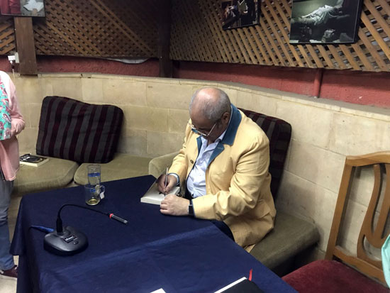 نبيل فاروق خلال حفل توقيع كتابه فقاعة (1)