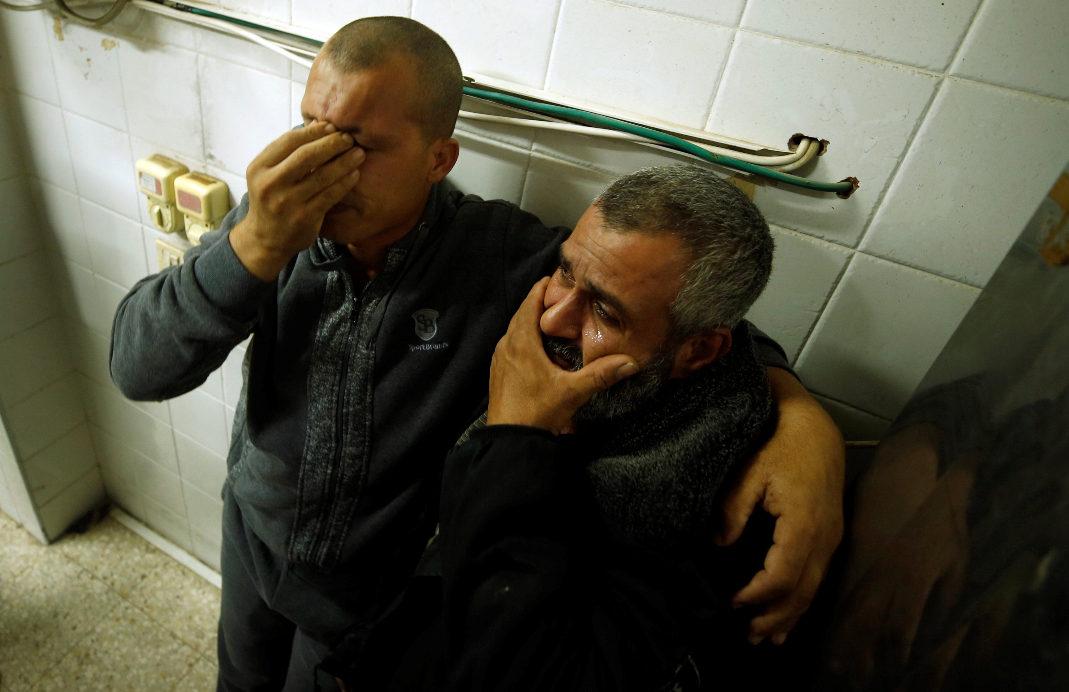 بكاء وحزن على شهداء فلسطين