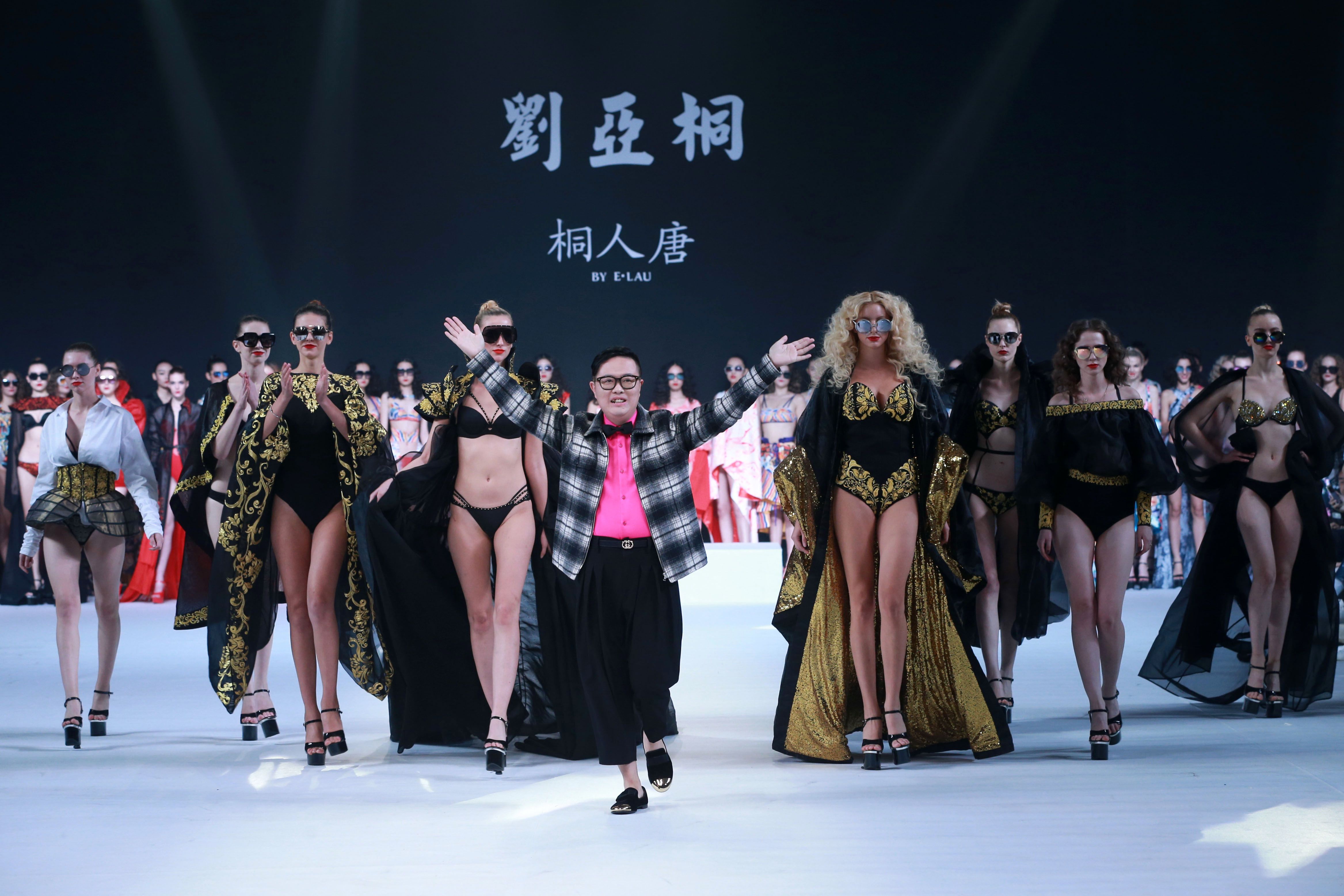 عرض أزياء خلال أسبوع الموضة فى الصين (1)