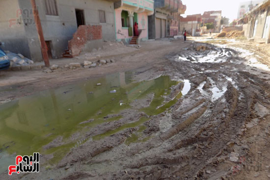 انتشار لمياه الصرف بشوارع القرية