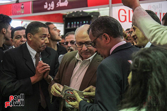 رئيس جامعة عين شمس يفتتح معرض صنع في مصر  (3)